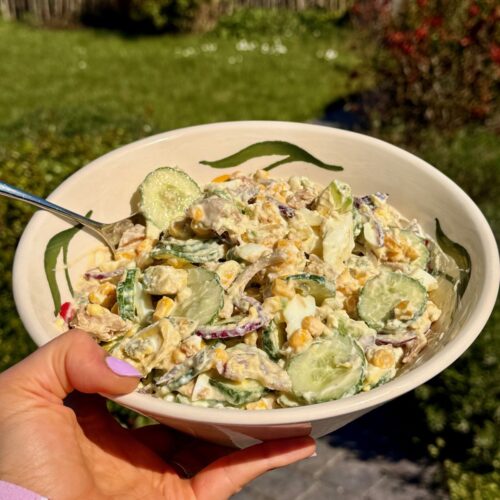 salade de thon avec concombren eoufs durs, maïs, avocat, oignon rouge, sauce aux cornichons