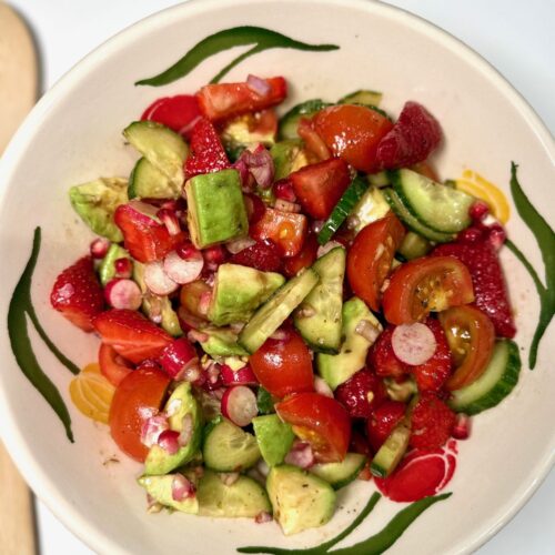 Salde fraîches aux fraises, avocat, concombre, tomates, grenade...
