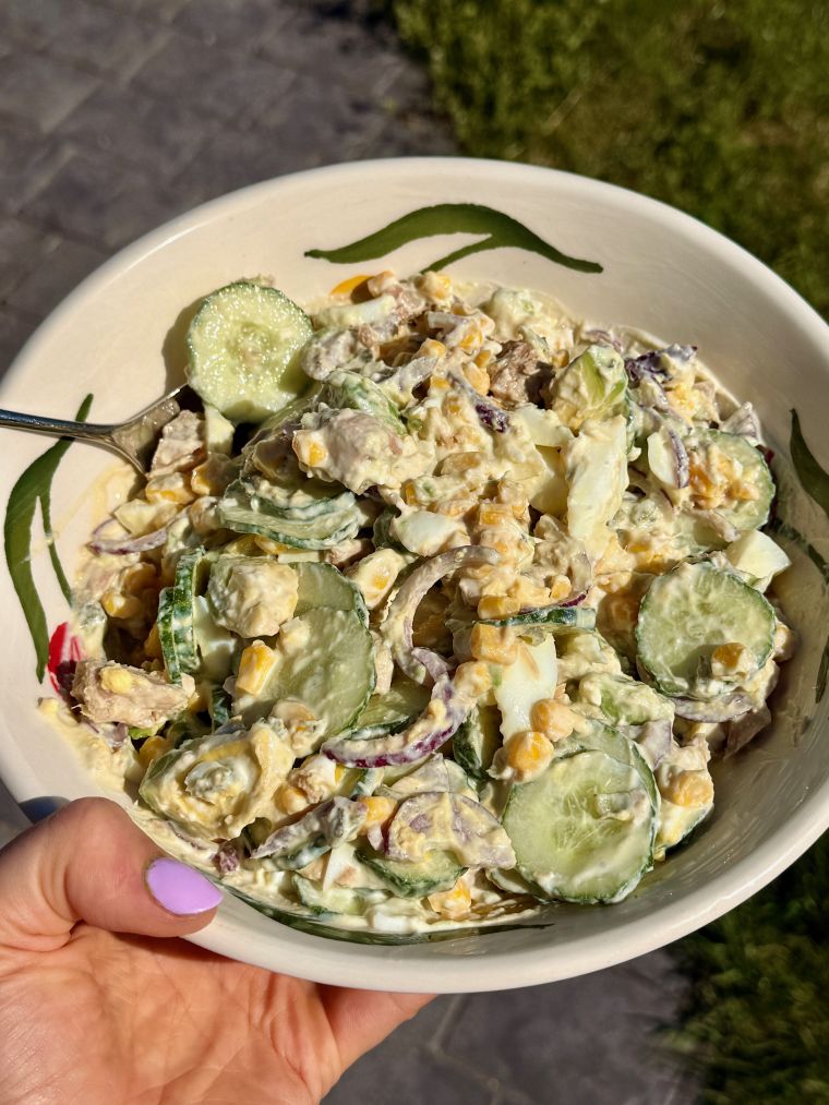Salade au thon, concombre, avocat, maïs, oignon rouge, oeufs durs