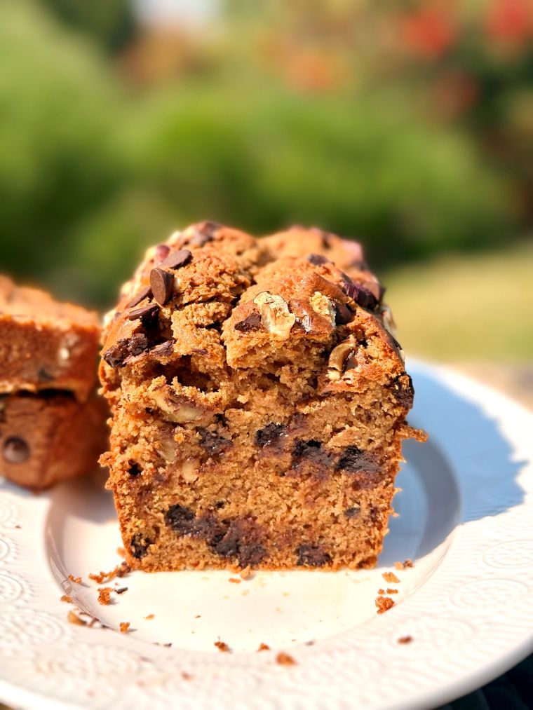 coupe du banana bread healthy aux pépites de chocolat