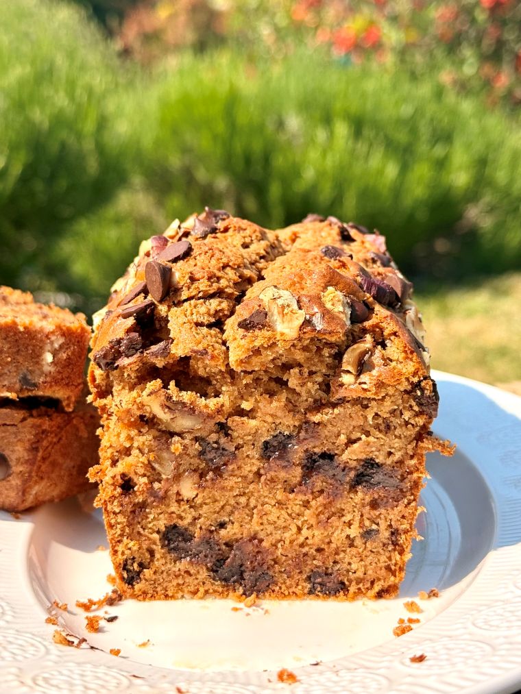 coupe du banana bread gourmand mais healthy, avec des ingrédients sains