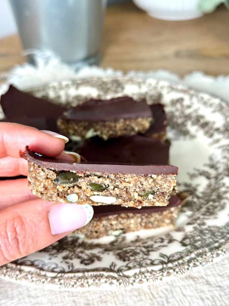 barres aux graines, fruits, secs avec nappage chocolat