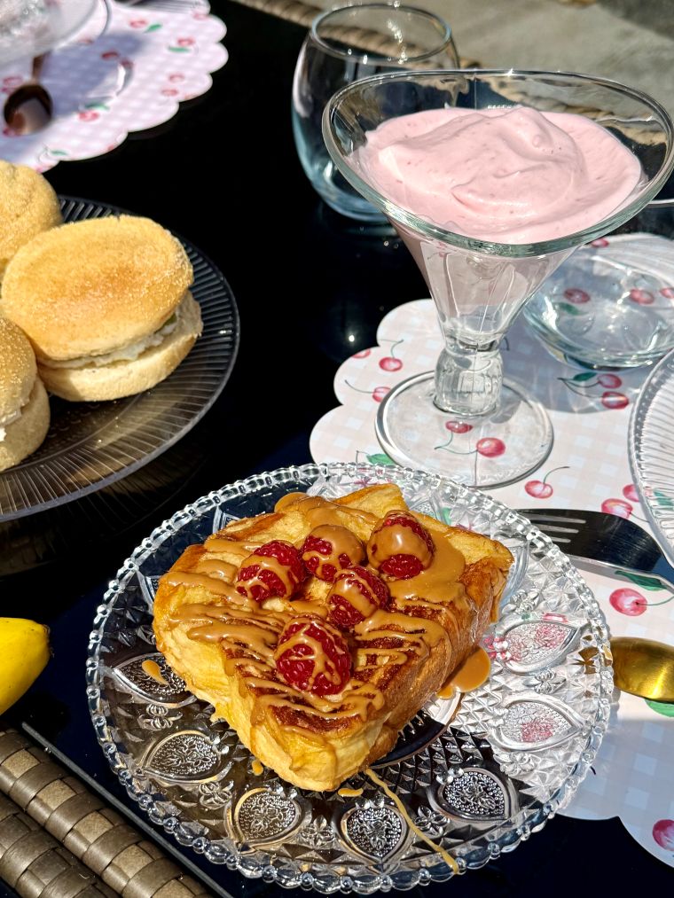Brioche perdue et mousse à la fraise pour un brunch