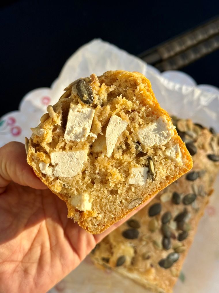 cake apéro au tofu, parmesan et graines