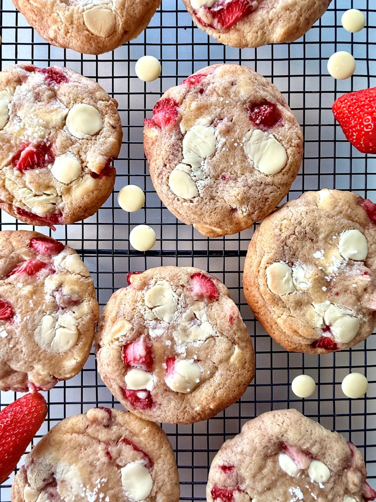 Cookies maison aux fraises fraîches et pépites de chocolat blanc