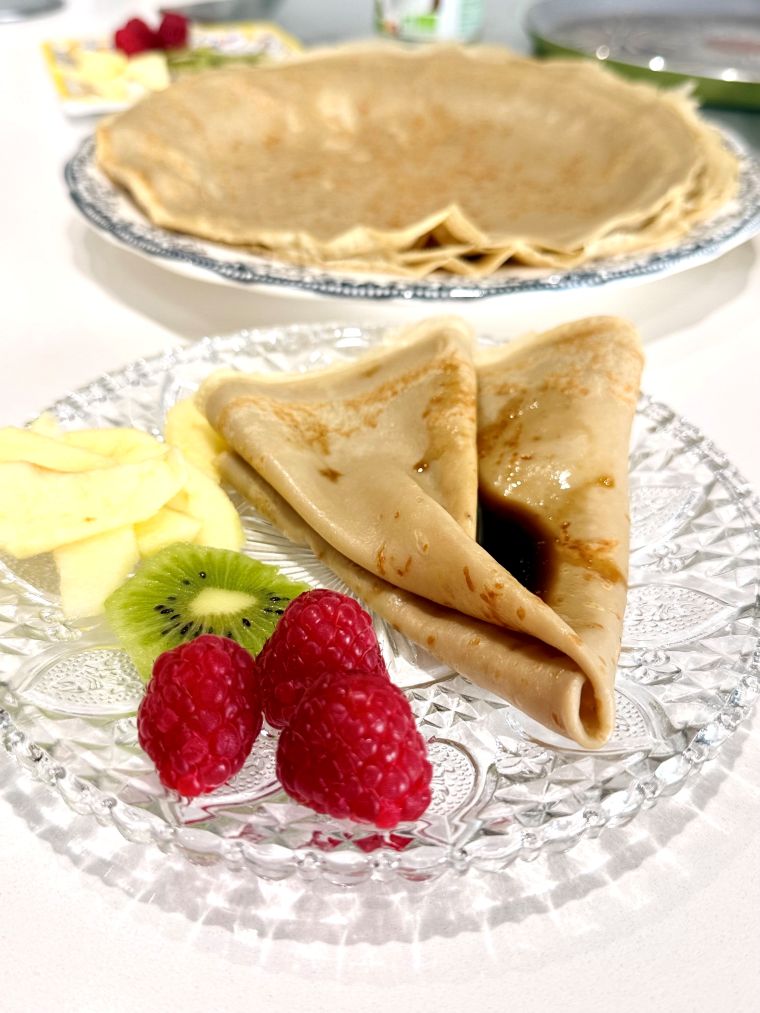 crêpe avec des fruits et du sirop de yacon