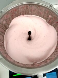 mousse express au thermomix avec : fraises, blanc d'oeuf et sucre