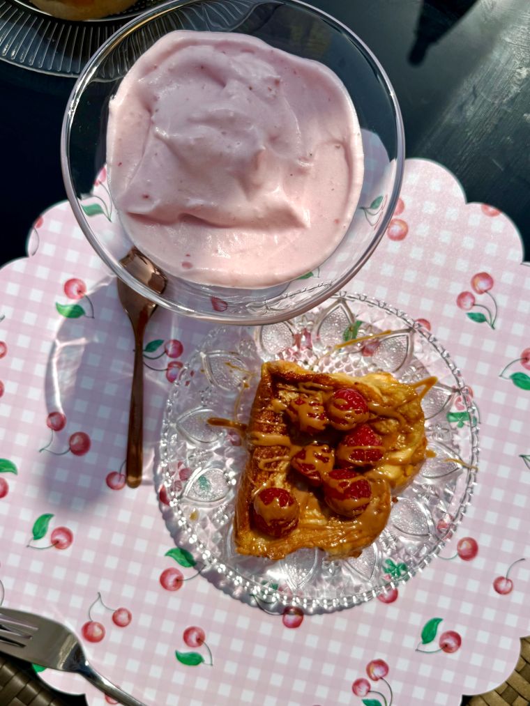 Mousse aux fraises maison avec brioche perdue framboise-spéculoos