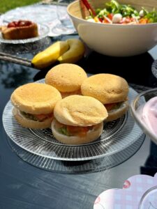 Muffins moelleux avec fromage frais, guacamole et saumon fumé