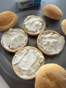 étaler le fromage frais