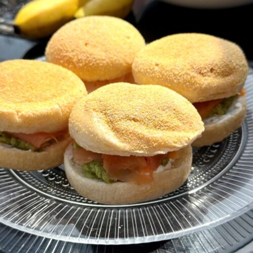 Muffins moelleux, fromage frais, guacamole, saumon