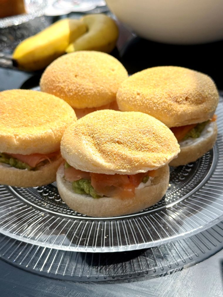 Muffins moelleux, fromage frais, guacamole, saumon