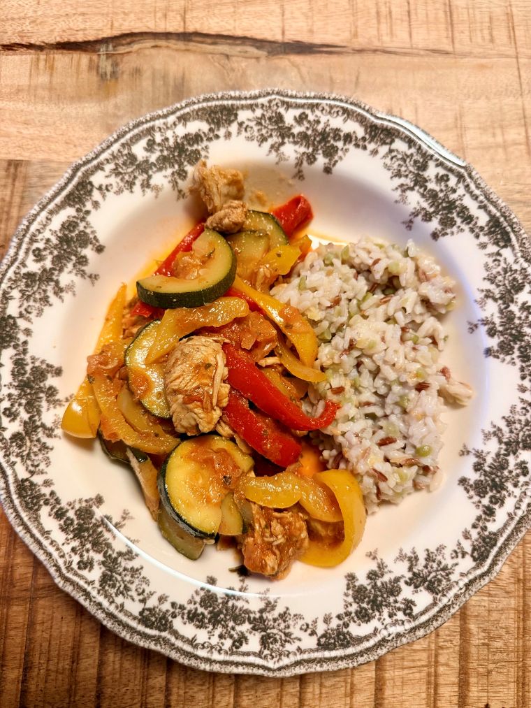 poulet épicé doux aux légumes avec un accompagnement de riz melo