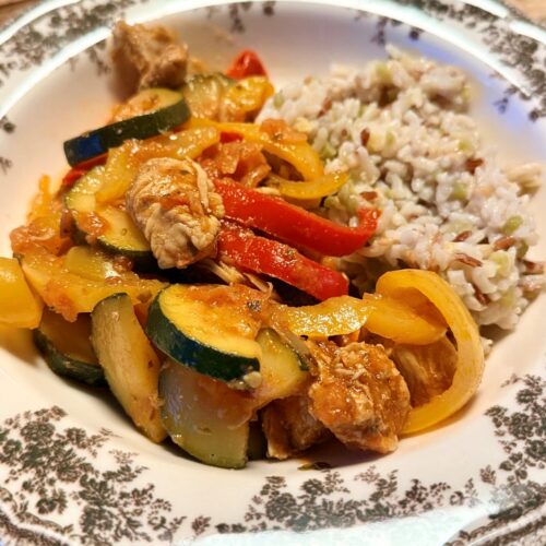 Poulet aux poivrons, tomate, courgette, épicé accompagé d'un riz melo
