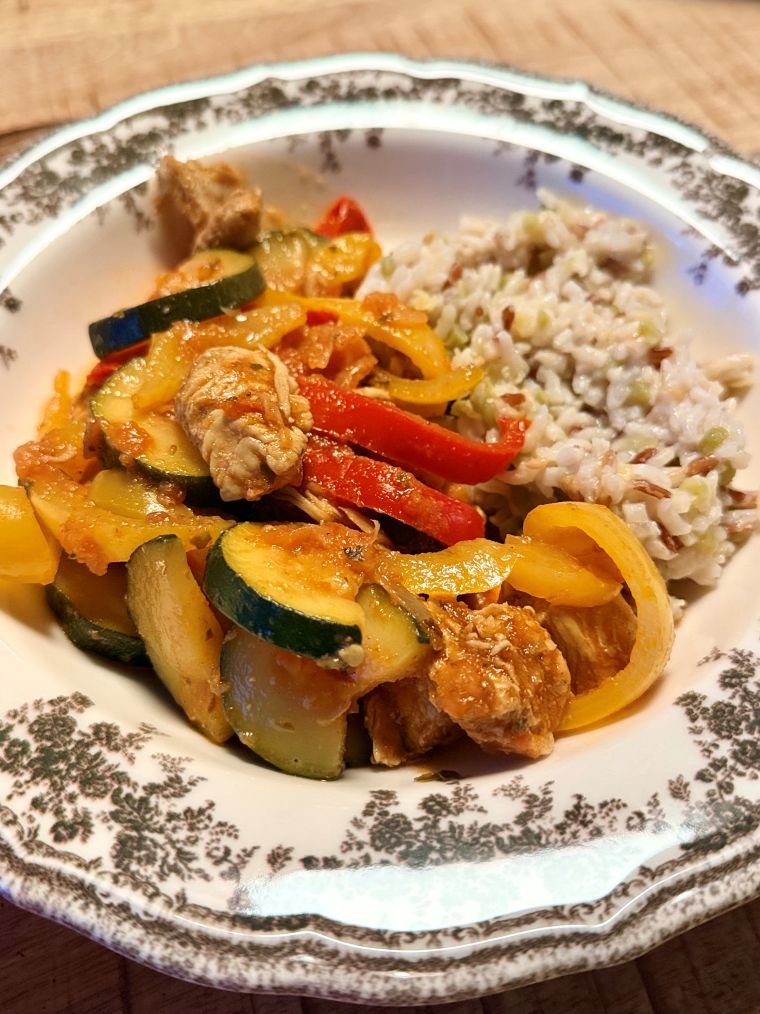 poulet aux poivrons, courgette, épices, oignon et coulis de tomates avec du riz mélo