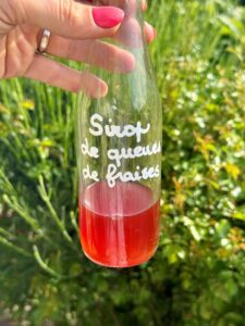 Sirop de queues de fraises maison