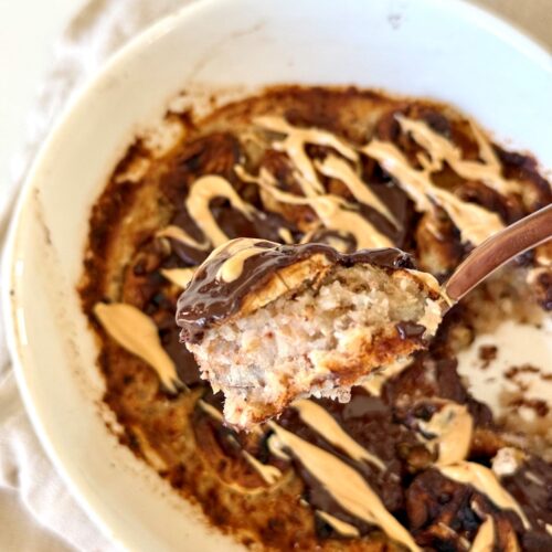 Baked oats chocolat noir, banane, beurre de cacahuètes et cannelle