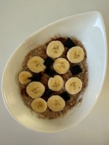 flocons d'avoine, graines de chia, compote de pommes, lait, cannelle, banane, chocolat noir