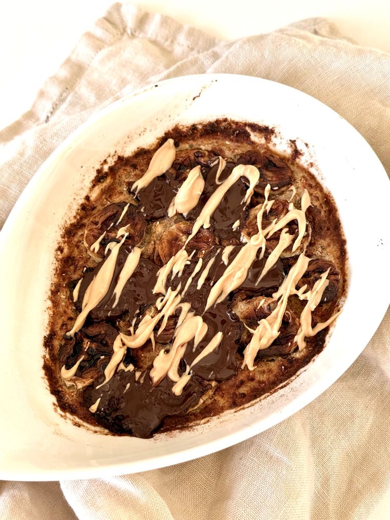 Baked Oats cuits en air fryer à la banane, cannelle, chocolat noir et beurre de cacahuètes