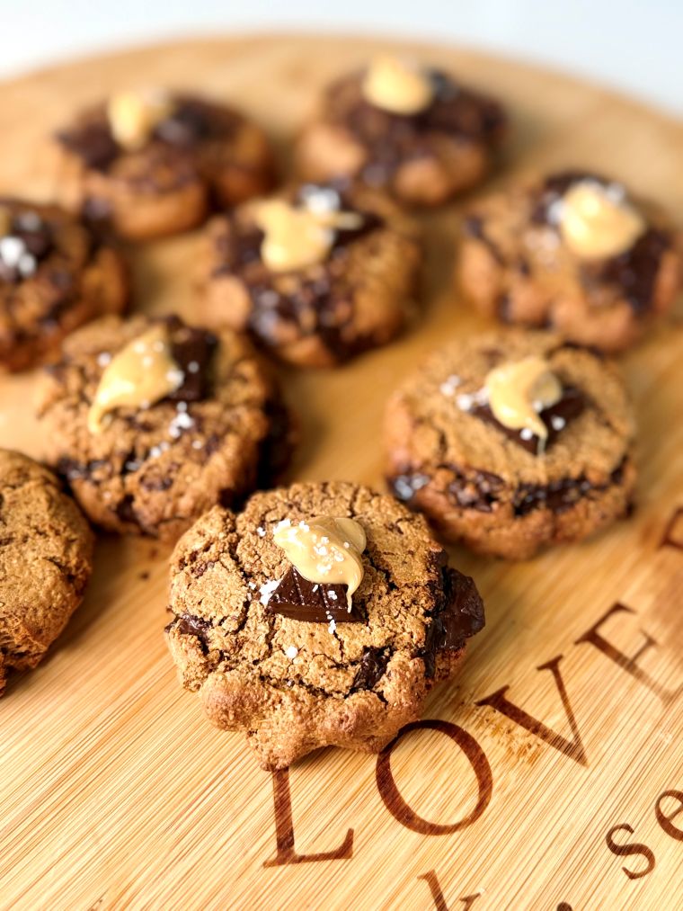 cookies protéinés au chocolat noir et cacahuète