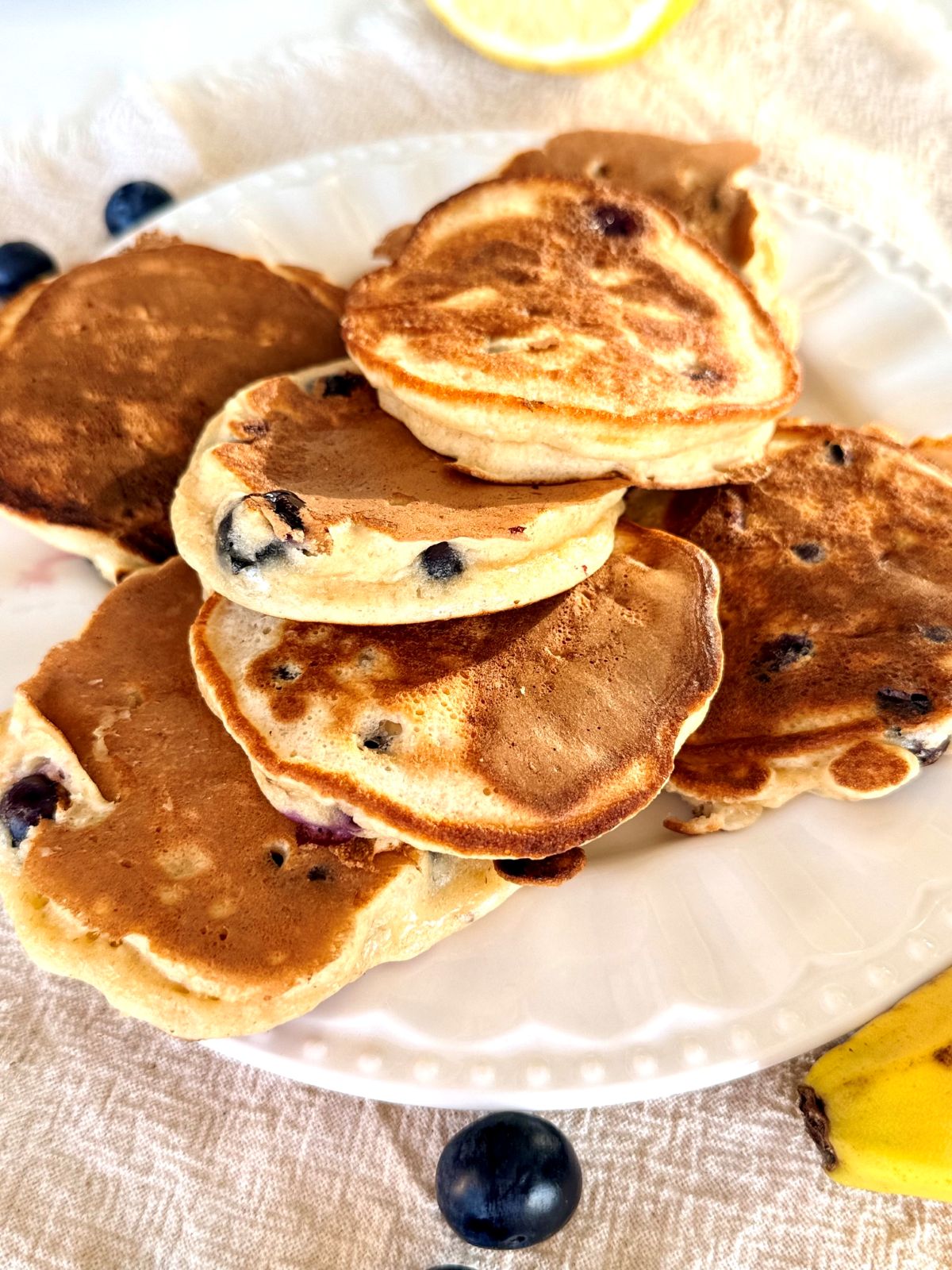 Pancakes maison healthy avec banane, myrtilles, citron