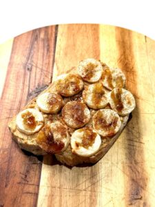 pain au levain, banane et beurre de cacahuètes