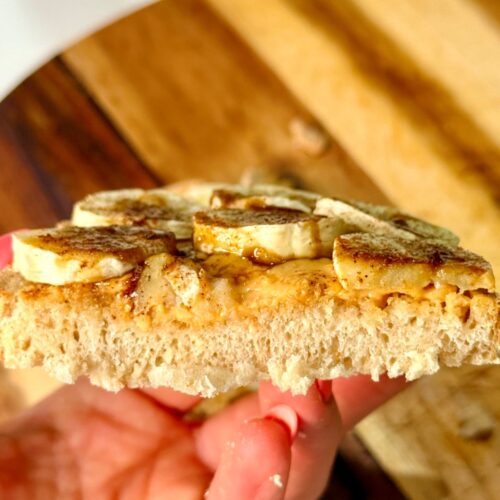 tartine au levain avec beurre de cacahuètes crunchy, cannelle, banane et sirop de yacon