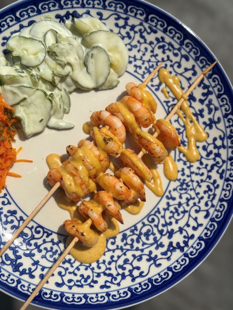 brochettes de crevettes marinées avec une sauce curry mango