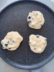 pancakes aux myrtilles cuits juste avant de servir le brunch