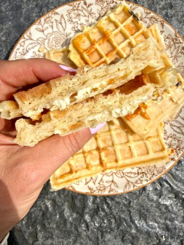 Gaufres aux feuilles de brick et à l'oeuf, fourrées au fromage