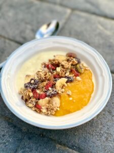 Yaourt végétal, purée de mangue maison et granola maison aux fruits secs