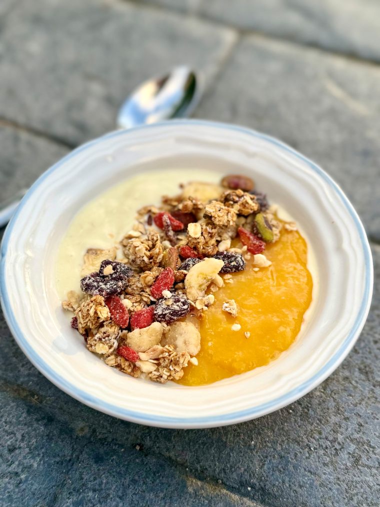 Yaourt végétal, purée de mangue maison et granola maison aux fruits secs