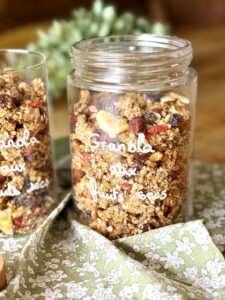 Granola aux fruits secs: cranberries, banane, baies de goji, amandes, pistaches, noisettes, noix de cajou...