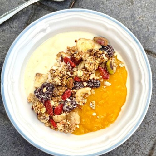 Yaourt végétal, purée de mangue maison et granola maison