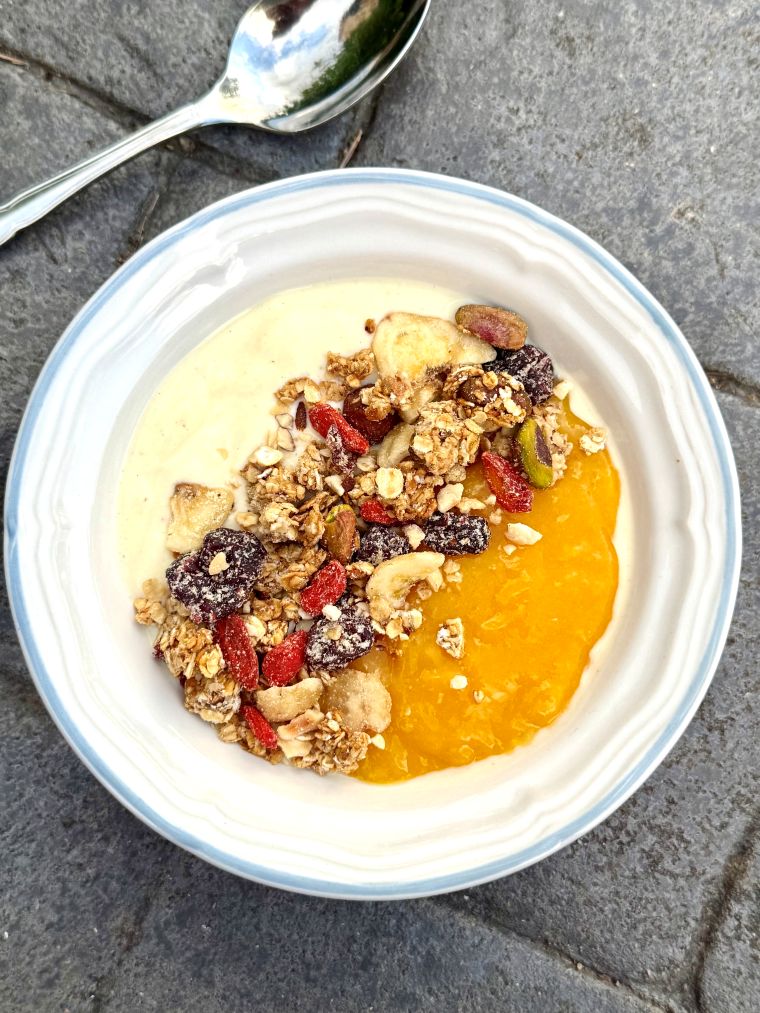 Yaourt végétal, purée de mangue maison et granola maison