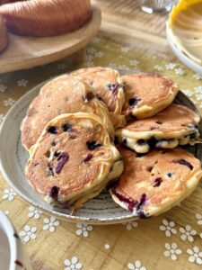 Pancakes aux myrtilles pour un brunch