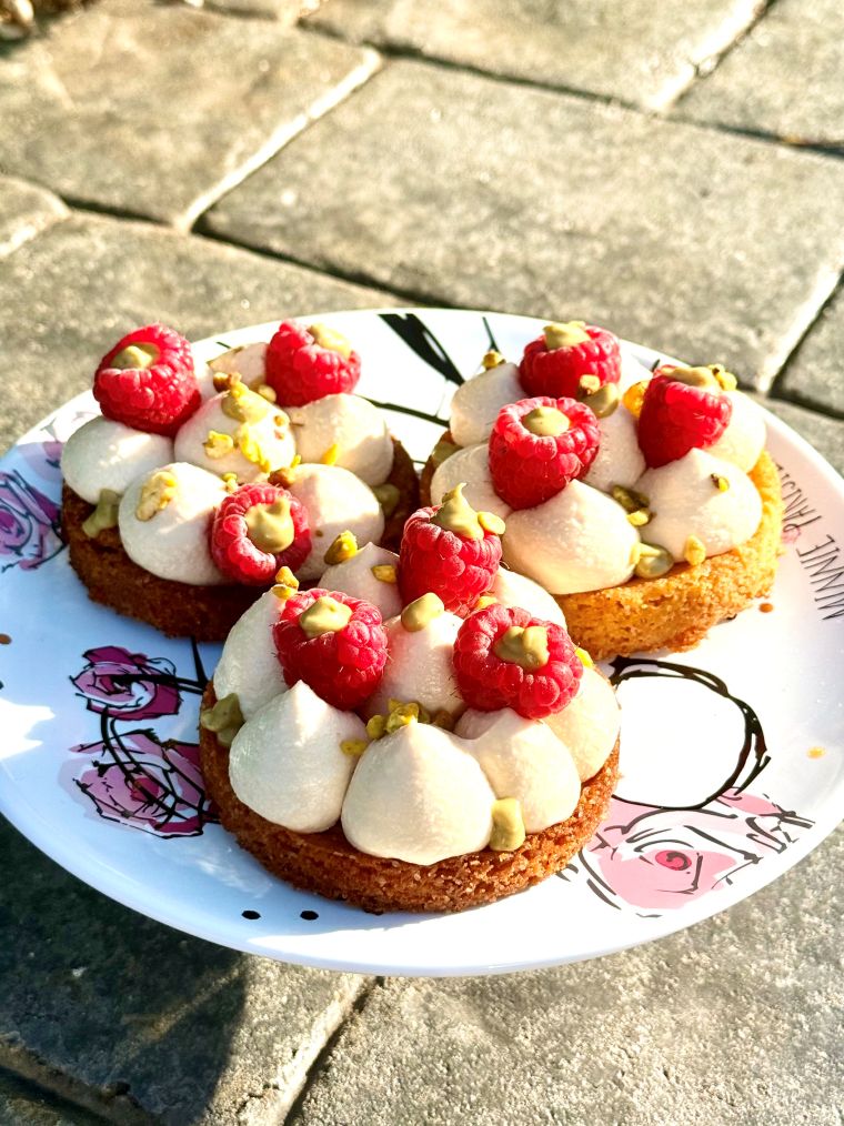Ganache montée Dulcey avec framboises et pistache