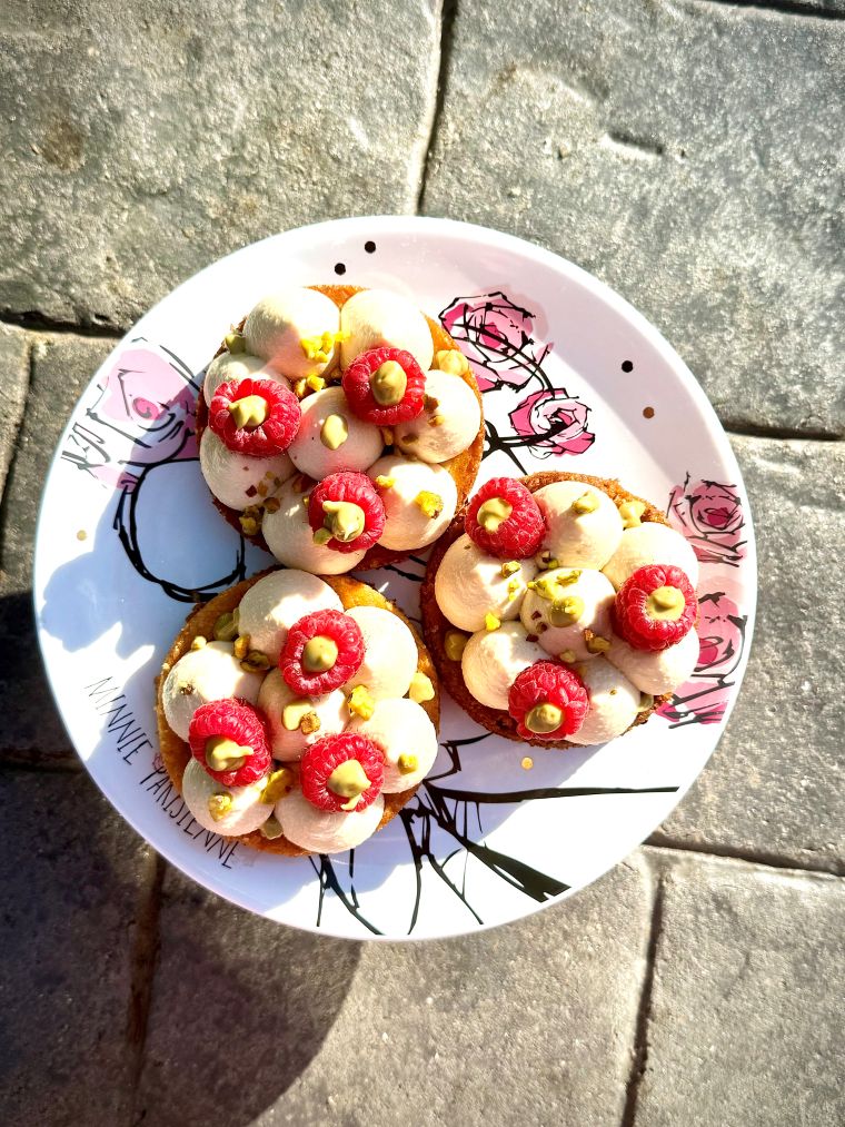 Ganache montée dulcey, framboises et pistache en tartelette