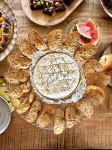 Brie au four, miel et thym avec toats croustillants
