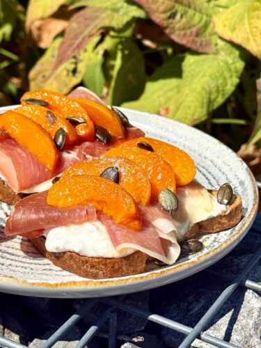 Pain grillé avec stracciatella, prosciutto et abricot rôti