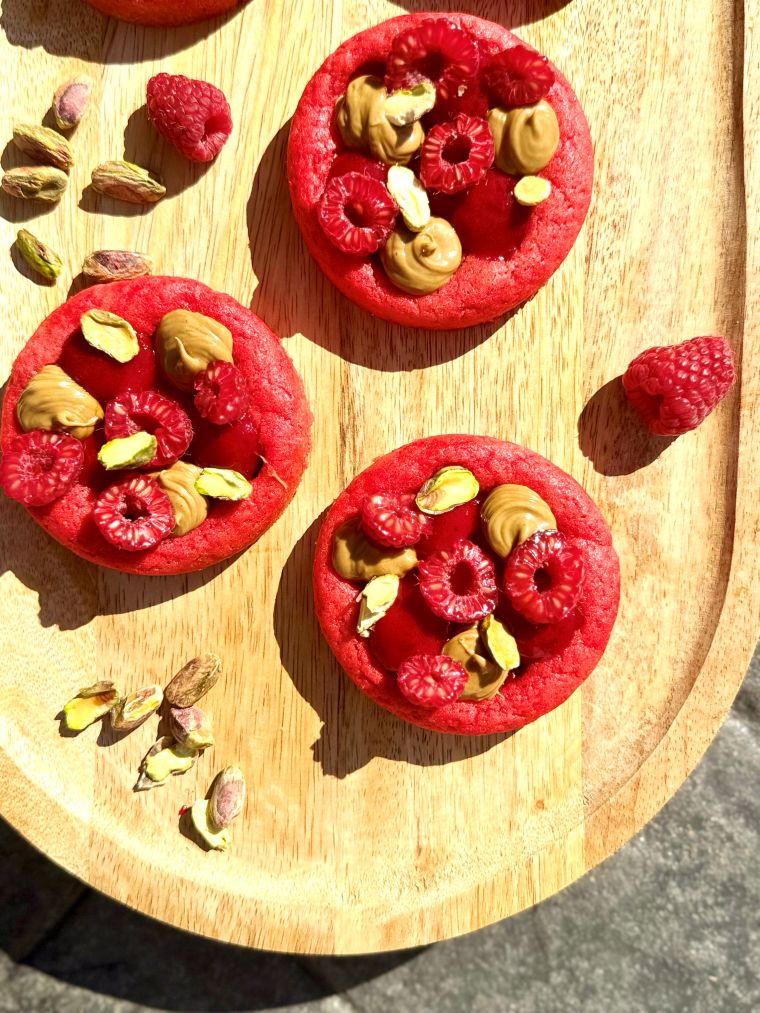 Plat avec 3 cookies mauison au confit de framboises, pâte de pistache, framboises et pistaches