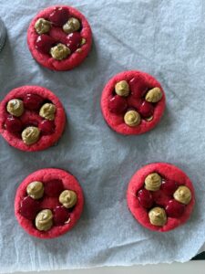 Confit de framboise dressé à la poche à douille sur un cookie refroidi