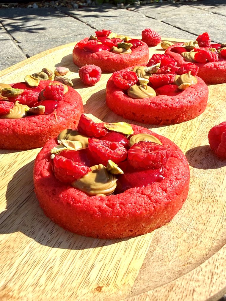 Cookies framboise pistache décorés de confit de framboise et de pâte de pistache