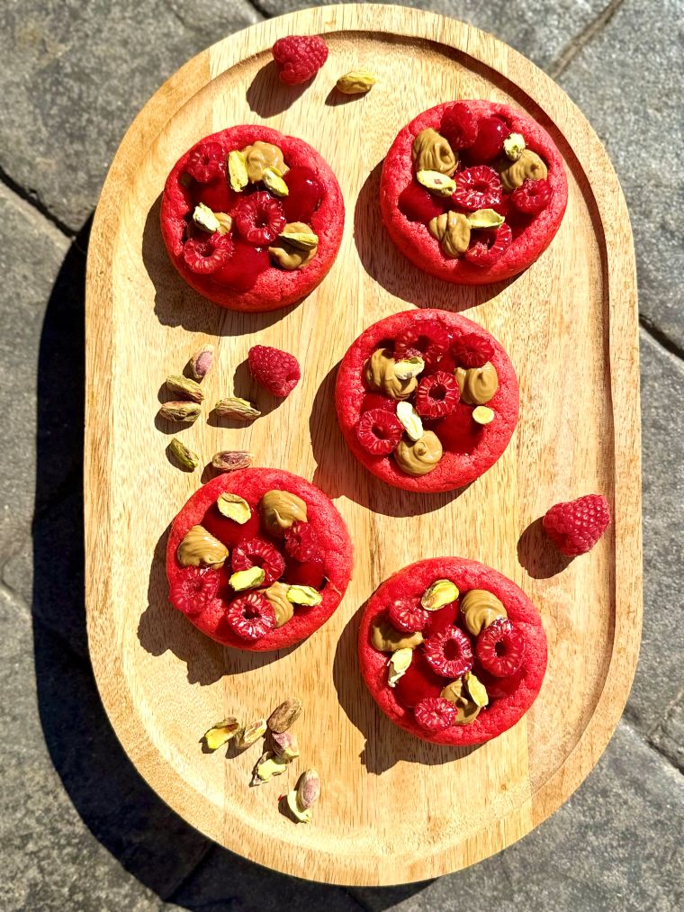 Plat d ecookies maison à la framboise et à la pâte de pistaches