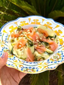 Tagliatelles de courgettes avec de la stracciatella, du saumon fumé, du citron, du miel et des pignons de pin