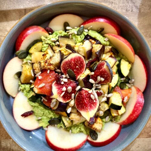 Assiette de légumes rôtis, crème d'avocat, pomme et figue rôtie