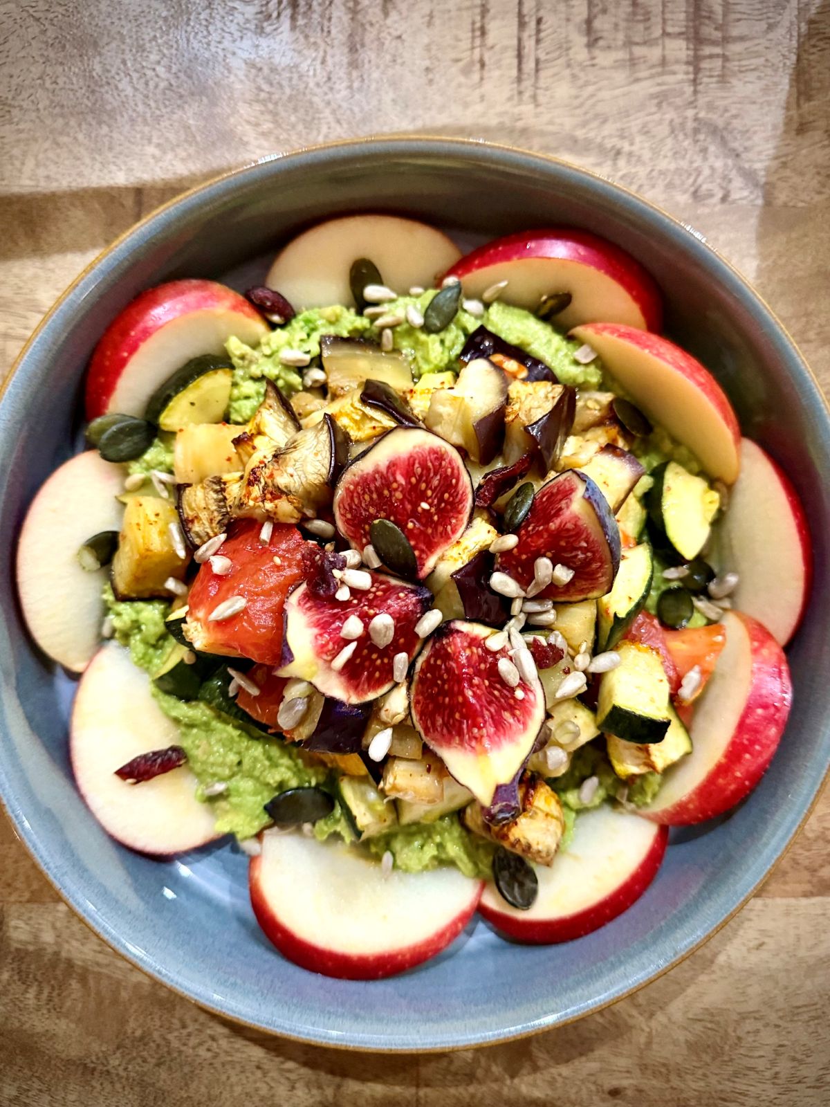 Assiette de légumes rôtis, crème d'avocat, pomme et figue rôtie