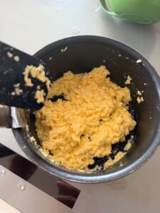 Œufs brouillés crémeux à la ciboulette en fin de cuisson dans une casserole antiadhésive
