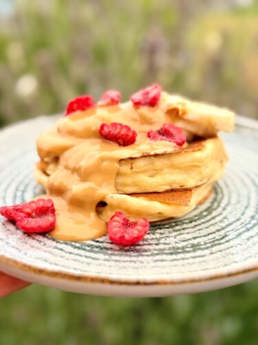 Pancakes banane beurre de cacahuètes moelleux nappés de framboises