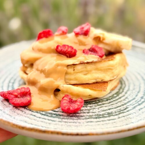 Pancakes banane beurre de cacahuètes moelleux nappés de framboises
